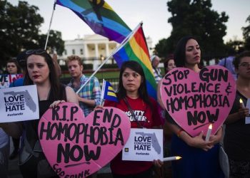 epa05360659 Members and supporters of the lesbian, gay, transgender, bisexual and queer (LGTBQ) community attend a candlelight vigil outside the White House to honor the victims of the mass shooting at Pulse, a gay nightclub in Orlando, Florida, in Washington, DC, USA, 12 June 2016. 50 people were killed and 53 were injured in a shooting attack at an LGBT club in Orlando, Florida, in the early hours of 12 June. The shooter, Omar Mateen, 29, a US citizen of Afghan descent, was killed in an exchange of fire with the police after taking hostages at the club.  EPA/JIM LO SCALZO