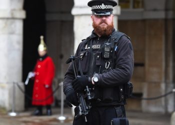 epa04556646 An armed policeman on guard at Downing Street in London, Britain, 12 January 2015. British Prime Minister David Cameron had talks with security and intelligence chiefs following last week's terror attacks in France.  EPA/ANDY RAIN