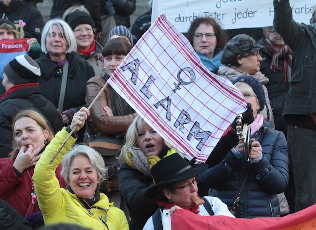 Germania, violenze di Capodanno. Più di 1.200 donne molestate da oltre 2.000 assalitori