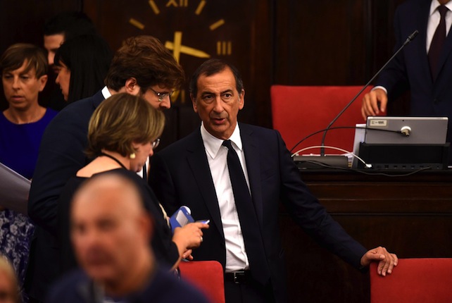 Dopo poche settimane in consiglio comunale, mi sento già come il marito cornuto della barzelletta