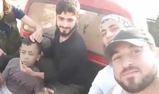 Ribelli “moderati” finanziati da Turchia e Qatar decapitano un bambino in Siria