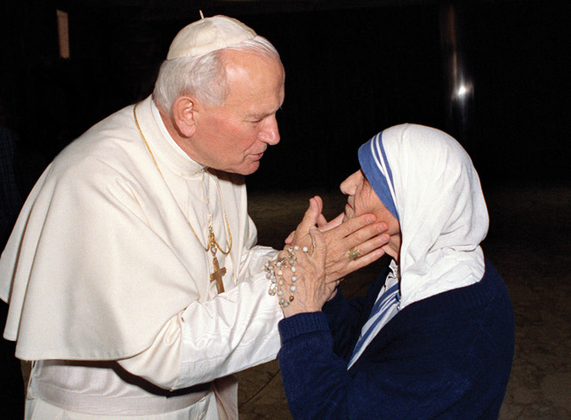 Giovanni Paolo II: «Madre Teresa nel toccare i corpi deperiti dei poveri toccava il corpo di Cristo»