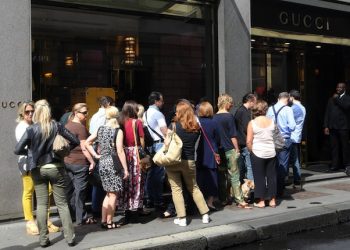 Alcune persone in coda per entrare nella boutique Gucci in via Montenapoleone a Milano, 5 luglio 2014, prima giornata di saldi.
ANSA / MATTEO BAZZI