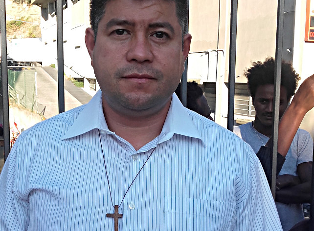 Storia di don Alvarez, il prete profugo dalla Colombia che ora accoglie i profughi a Ventimiglia