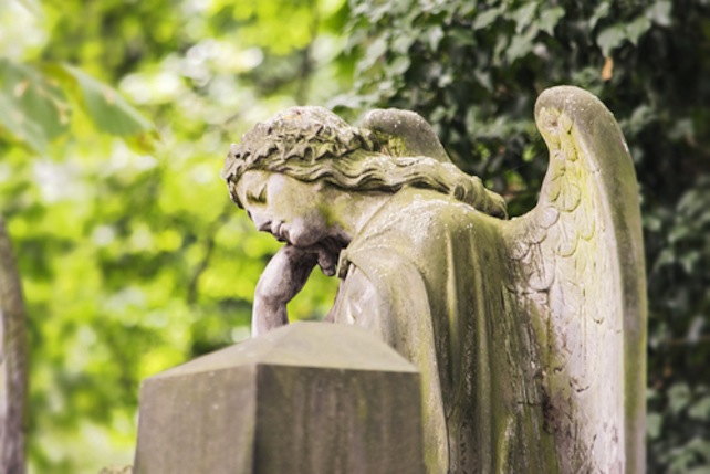 angelo-cimitero-shutterstock_458106772