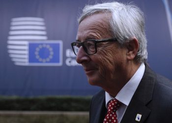 epa05595626 European Commission President Jean-Claude Junker arrives for the European Summit in Brussels, Belgium, 21 October 2016. EU Leaders met for a two-day summit to discuss migration, trade and Russia, including its role in Syria.  EPA/YOAN VALAT