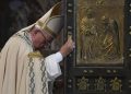 Pope Francis closes the Holy Door at Saint Peter's Basilica to mark the end of the Jubilee of Mercy at the Vatican, 20 November 2016.   
ANSA/POOL AFP/TIZIANA FABI