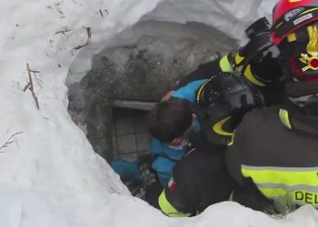 epa05734333 A still image grabbed from a video released by the Italian Fire Department shows the rescue operations of two children at the hotel Rigopiano, which was hit by a massive avalanche apparently due to earthquakes on 18 January in central Italy, in Farindola, Abruzzo region, Italy, 20 January 2017. Rescuers have tracked down eight people alive, including two children, at the Hotel Rigopiano, Carabinieri police sources said 20 January.  EPA/ITALIAN FIRE DEPARTMENT HANDOUT  HANDOUT EDITORIAL USE ONLY/NO SALES