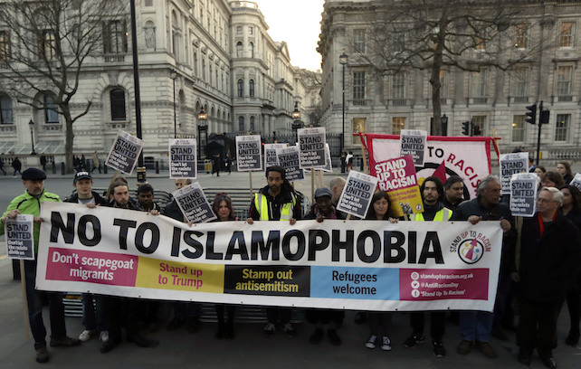 Una manifestazione anti-islamofobia tenutasi a Londra il 24 marzo, due giorni dopo l’attentato a Westminster (foto AP)