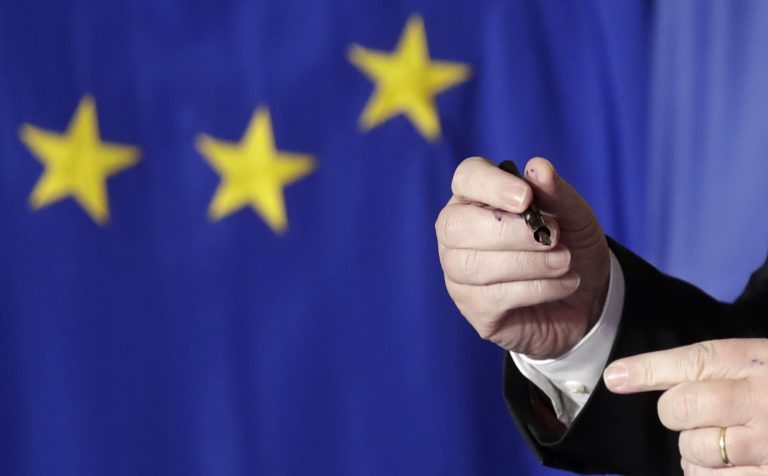 Il gesto di una ragazza che fa molta più Europa di mille firme solenni