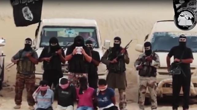 Un frame tratto dal nuovo filmato di propaganda dell'ISIS che in un primo momento era stato rimosso da Youtube ma che poi Ë ricomparso attraverso altri account, Il Cairo, 6 Ottobre 2014. Il video si apre con un versetto che recita: "quelli che sono amici dei cristiani e degli ebrei facciano attenzione perchÈ in realtà sono vostri nemici"