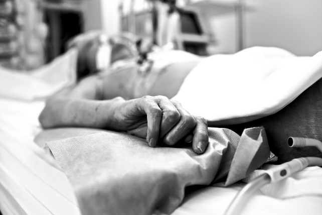 250 giuristi contro il biotestamento: le chiamano “disposizioni anticipate di trattamento” ma è eutanasia
