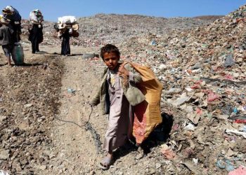 epa05842816 A Yemeni boy and women carry recyclable items at a garbage dump on the outskirts of Sanaa, Yemen, 11 March 2017. According to reports, hundreds of thousands of people in Yemen are starving and in desperate need of aid due to a two-year violent conflict between the Saudi-backed Yemeni government and the Houthi rebels, forcing many families to take their children out of school and send them to work.  EPA/YAHYA ARHAB