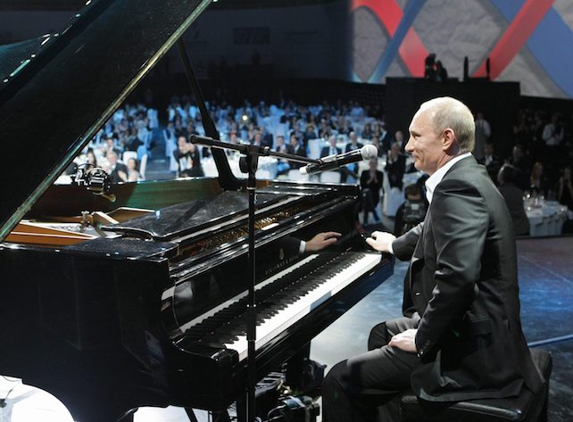 Nel 2010 Putin si esibì davanti a una platea di star internazionali per un evento umanitario a San Pietroburgo (foto a sinistra). Oggi un artista americano non si esibisce in Russia senza subire danni di immagine