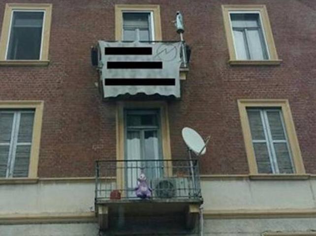 Milano, Madonna imbavagliata esposta dagli anarchici da una palazzina occupata