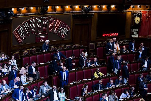 E di nuovo sarà dappertutto un biancofiore, simbol d’amore!