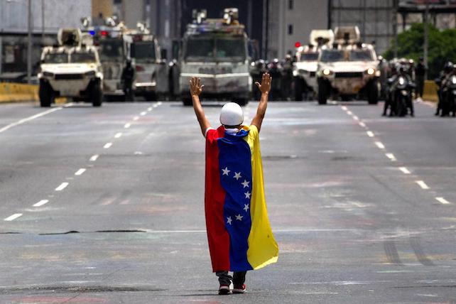 Venezuelan military police prevents opposition marchers from reaching ministry