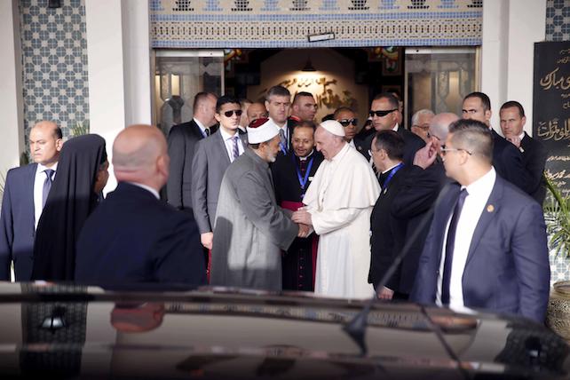 epa05933729 A handout photo made available by the Azhar Media Center shows Grand Imam of al-Azhar Ahmed al-Tayeb shaking hands with Pope Francis at al-Azhar Mosque in Cairo, Egypt, 28 April 2017. Pope Francis is on a two-day visit to Egypt and will meet with Egyptian President Abdel Fattah al-Sisi, head of the Coptic Orthodox Church Pope Tawadros II, and Grand Imam of al-Azhar Ahmed al-Tayeb. As well as holding a mass in the Air Defense Stadium north-east of Cairo.  EPA/AZHAR MEDIA CENTER HANDOUT  HANDOUT EDITORIAL USE ONLY/NO SALES