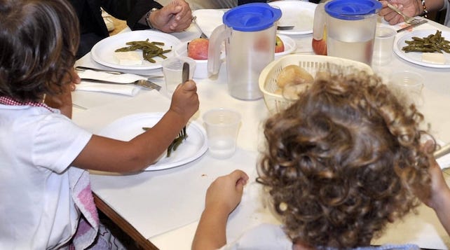 Mensa obbligatoria. «Vietare non serve, educare sì»