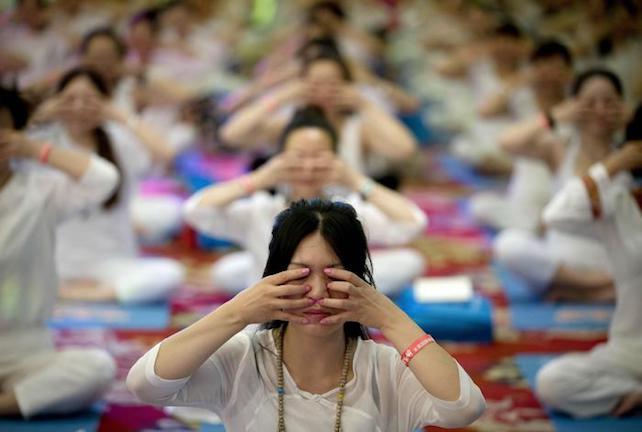 Odio i tuoi talismani, i guru, il feng shui, le religiosità indistinte. Odio i tuoi cibi e odio te