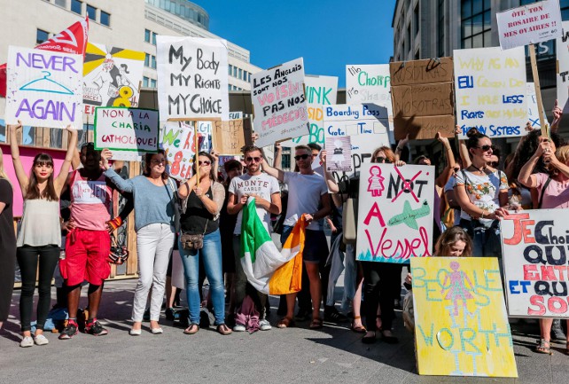 Il referendum sull'aborto in Irlanda lo decideranno Facebook e Google?