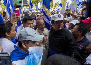 epa06699915 Bishop Silvio Baez (C) heads to the Cathedral of Managua, during a rally to demand justice for the more than thirty people killed at rallies held to demand that President Daniel Ortega and his wife, Vice President Rosario Murillo, step down from power, in Managua, Nicaragua, 28 April 2018.  EPA/JORGE TORRES