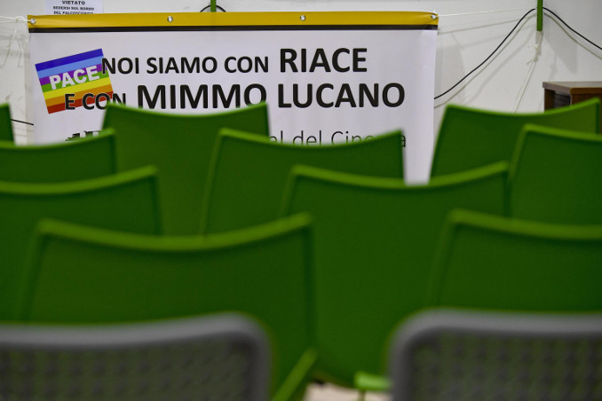 Manifesto a favore del "modello Riace" e di Mimmo Lucano - foto Ansa