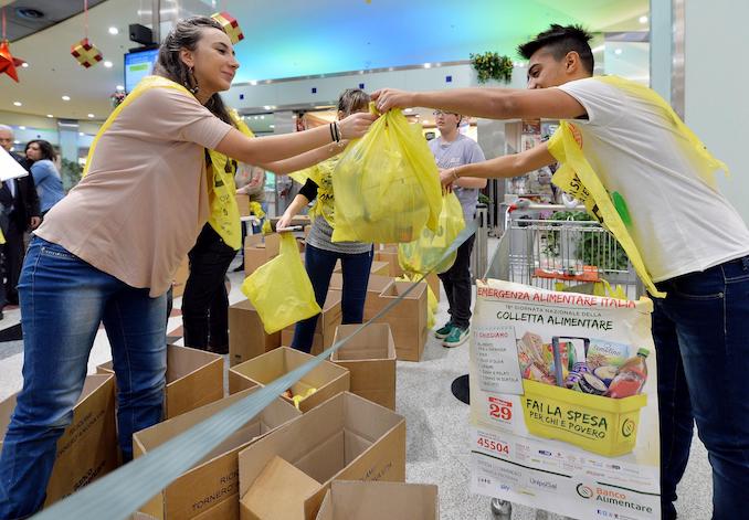 Avanti popolo, armatevi di carrelli. Tutti alla Colletta alimentare