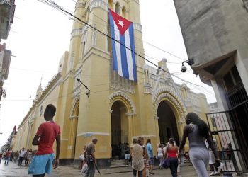 epa07007314 People walk past the Church of Our Lady of Charity, dedicated to the Virgin of Charity of Cobre, patron saint of Cuba, before beginning the procession of the Virgin in Havana, Cuba, 08 September 2018.  EPA/YANDER ZAMORA