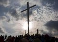 epa06638148 Hundreds of people participate in an enactment of the Via Crucis, or Stations of the Cross, in the El Nazareno neighborhood of Petare, Caracas, Venezuela, 30 March 2018. The Stations of the Cross is a reenactment of the events which occurred on the supposed day of the crucifixion of Jesus Christ, traditionally observed on Good Friday.  EPA/CRISTIAN HERNANDEZ