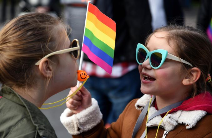 La Bibbia arcobaleno «per bambini queer cristiani»