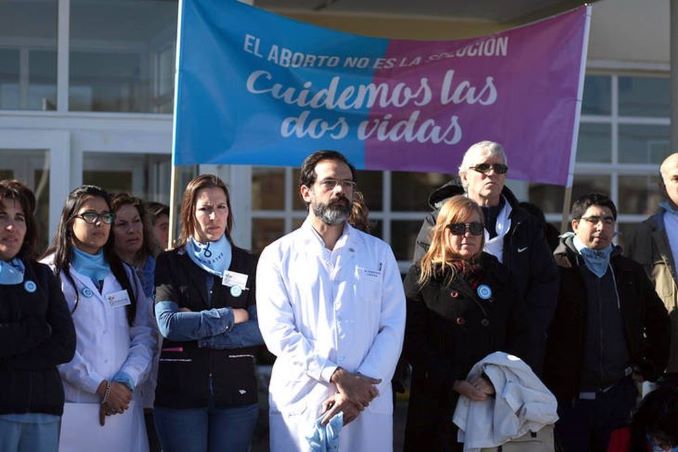 Il medico condannato per aver fatto il medico in Argentina