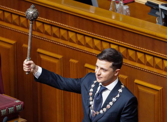 Ucraina. Il comico Zelensky giura da presidente e si scontra subito con Putin