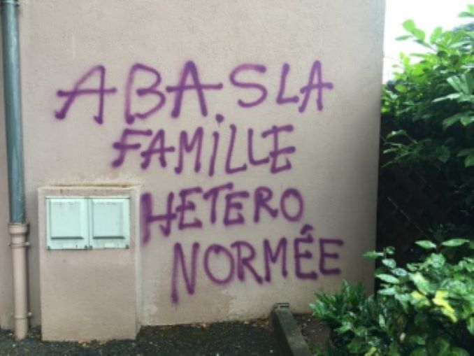 Francia. Chi è contro la fecondazione per lesbiche avrà la mano mozzata