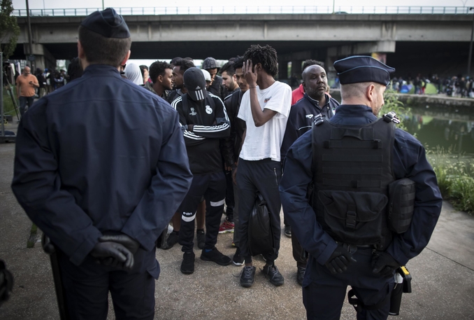 La Francia critica l’Italia, ma la sua linea contro i migranti è sempre più dura