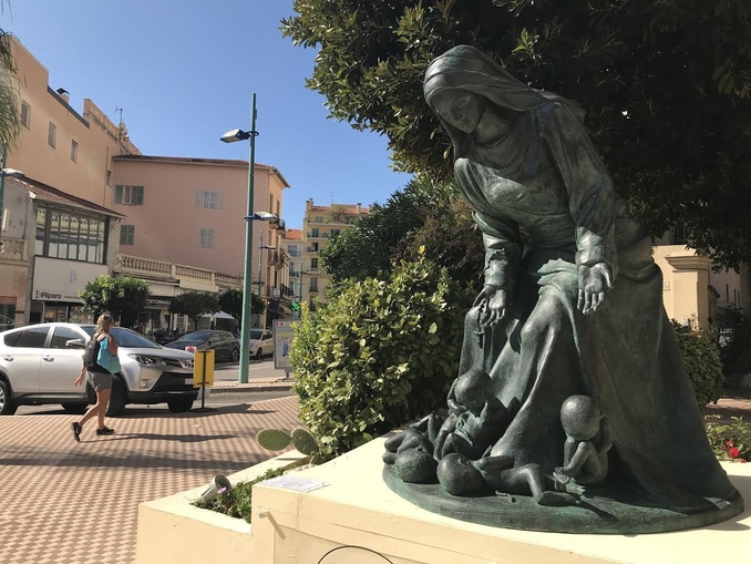 Francia, la statua della Vergine prolife scatena il bigottismo laicista