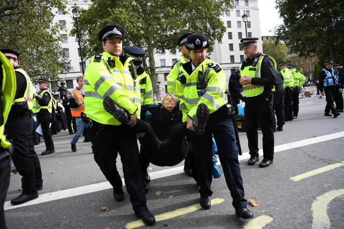 Manifestante di Extinction Rebellion arrestato a Londra