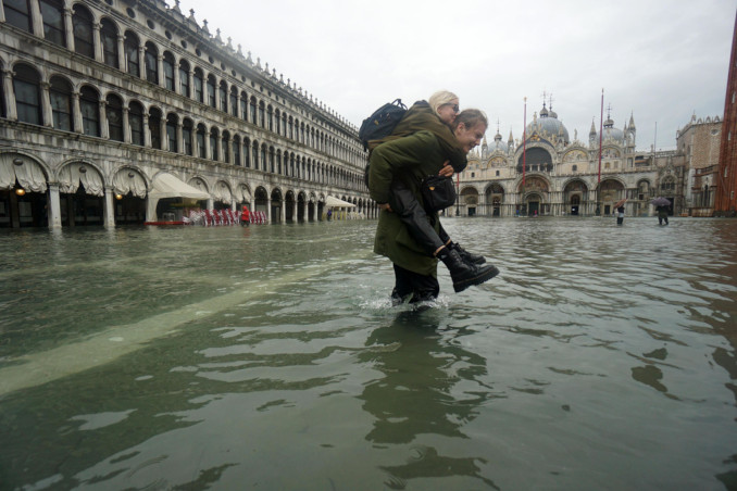 Piazza San Marco a Venezia inondata dall'acqua alta