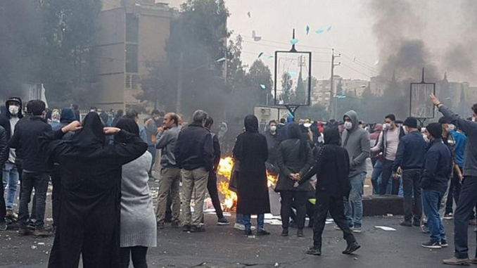 Iran, anche i carri armati per frenare le proteste: 450 morti in quattro giorni