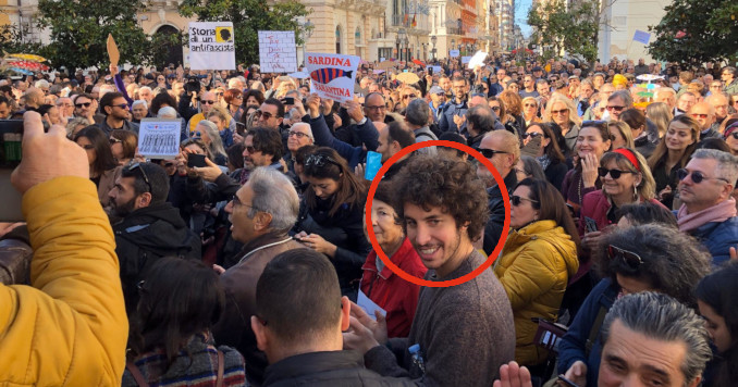 Mattia Santori tra le sardine di Taranto