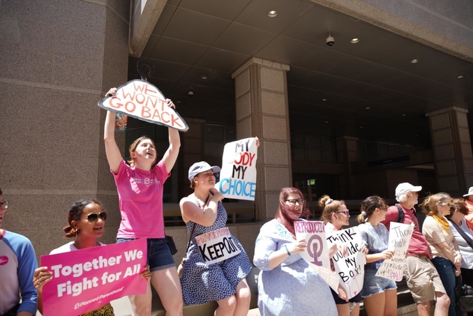 L’aborto è “sollievo” o “indifferenza”. Se è rimpianto è colpa dei pro-life