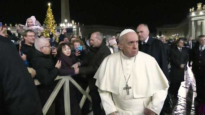 Basta accuse ridicole a papa Francesco