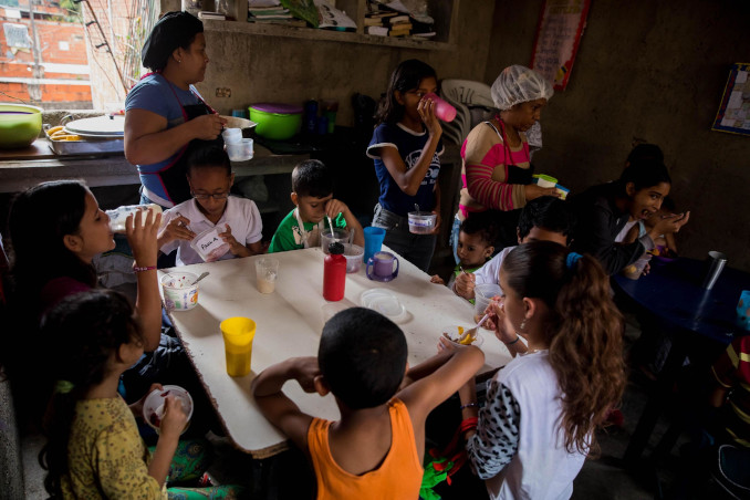 Una famiglia intorno a una tavola mezza vuota in Venezuela