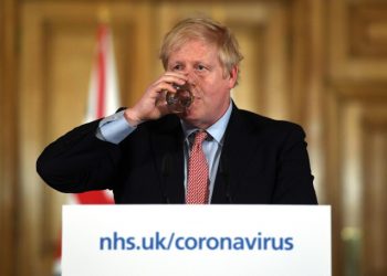 Boris Johnson alla conferenza stampa sul coronavirus