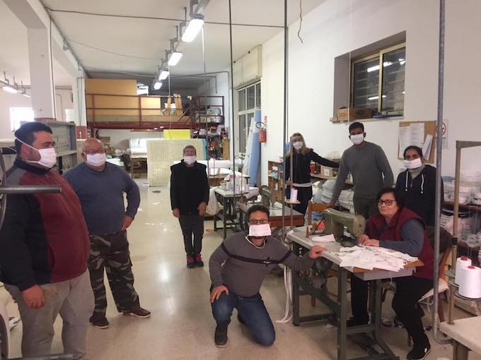 «Facevo materassi, mi sono messo a fare mascherine. Per regalarle»