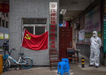 Bandiera del partito comunista esposta a Wuhan, Cina, durante l'emergenza coronavirus