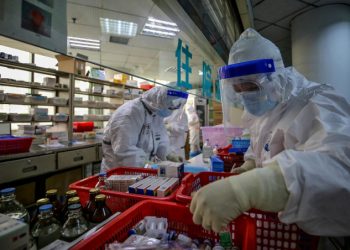 Medici all'opera contro il coronavirus in un ospedale a Wuhan, Cina