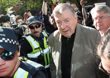 Il cardinale George Pell all'ingresso al tribunale di Melbourne durante il processo per abusi