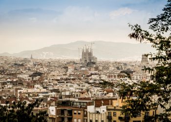 Il profilo della Sagrada Familia nel panorama di Barcellona
