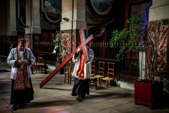 Il buio verrà di sicuro. Per fortuna la Pasqua non è un puntolino di candela